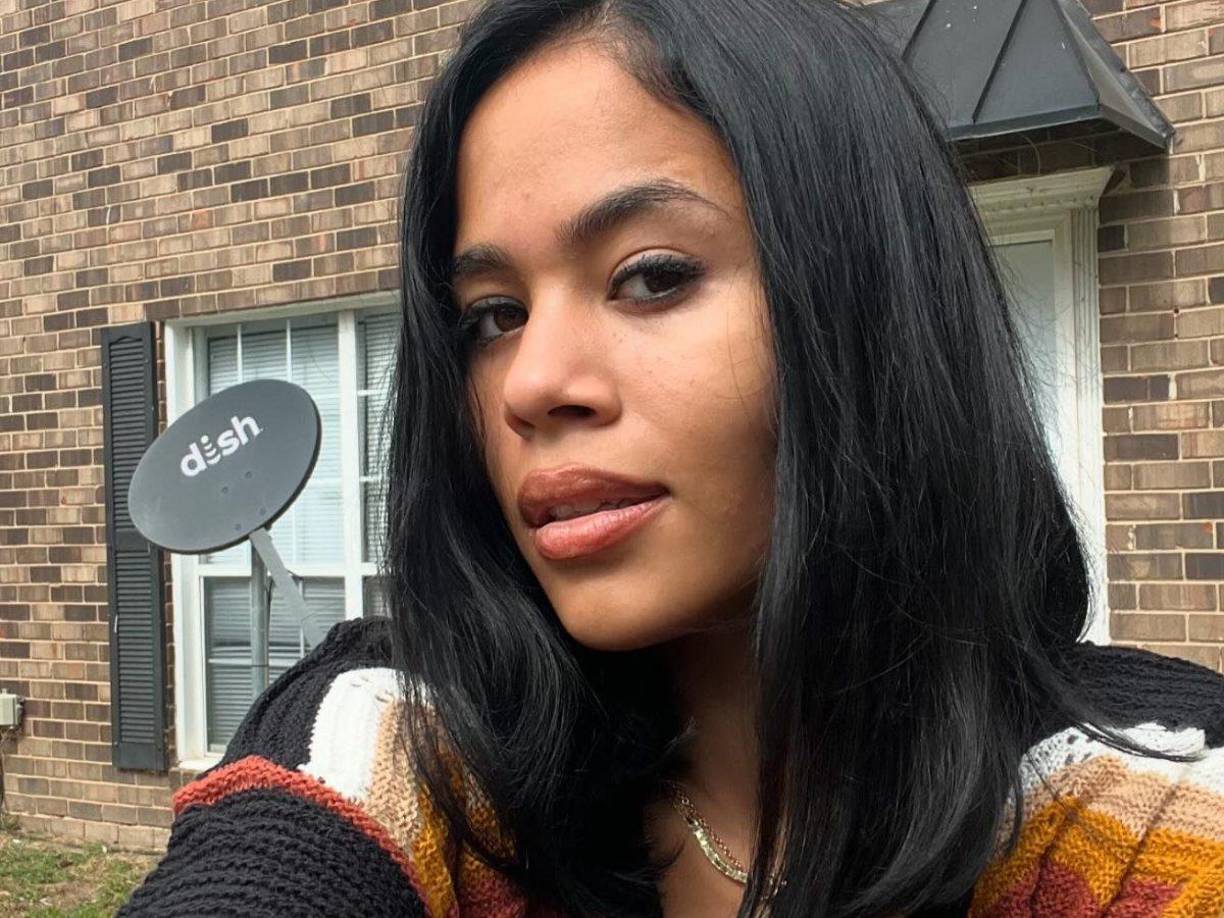 La instantánea llamó mucho la atención de los fans y los medios de comunicación, puesto que el desconocido estaba posando unas manos especialmente grandes sobre la zona del pecho y los hombros de la joven.