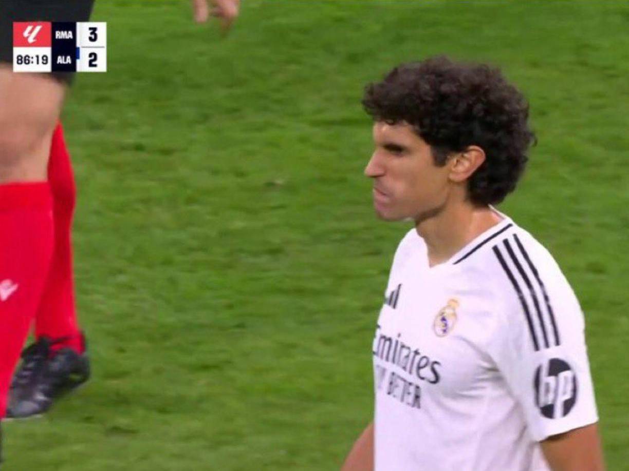 Los madridistas pidieron que entrara Jesús Vallejo y Ancelotti les concedió la petición. Sin embargo, el defensor se vio con bajo nivel y Alavés marcó dos goles. 