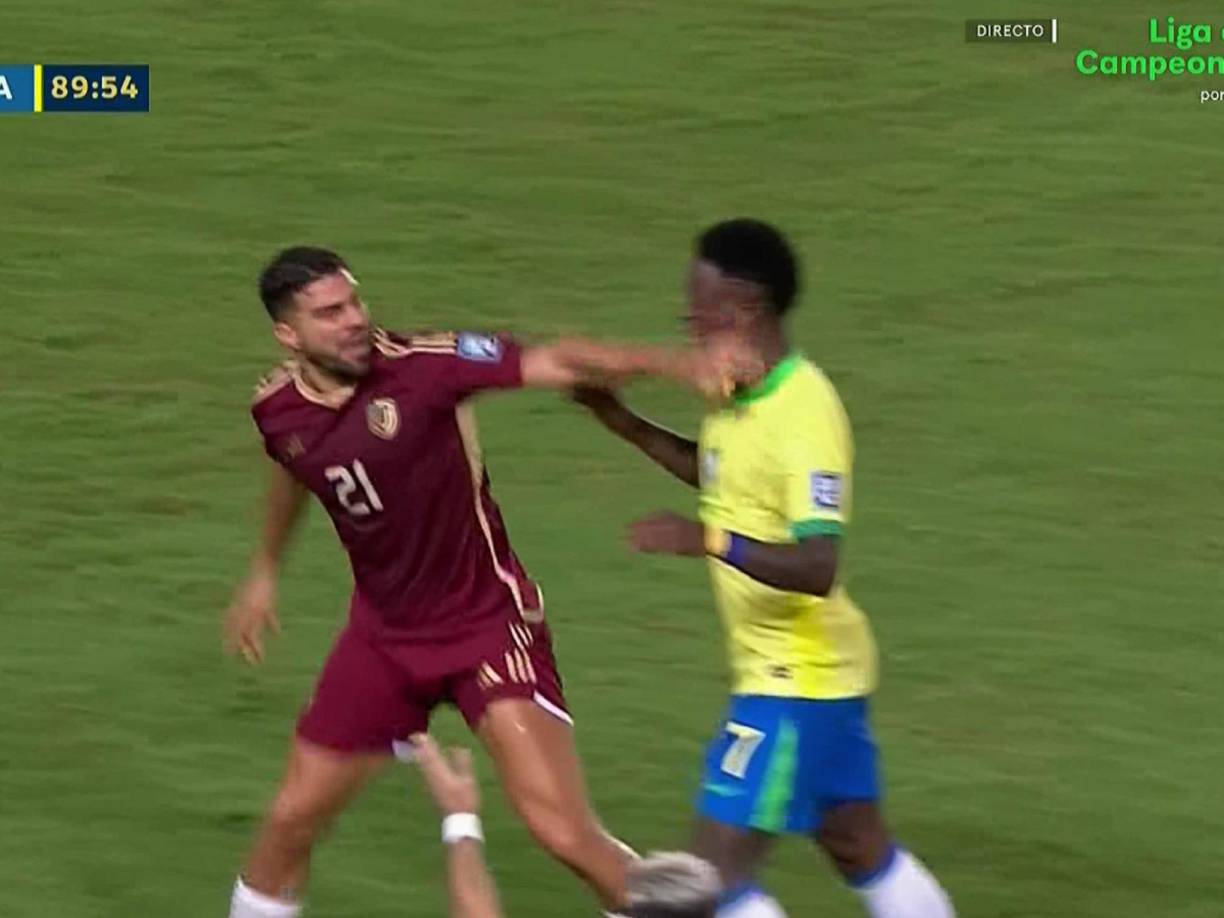 Alexander González de Venezuela le respondió a Vinicius con un manotazo luego de que el brasileño primero lo empujó. 