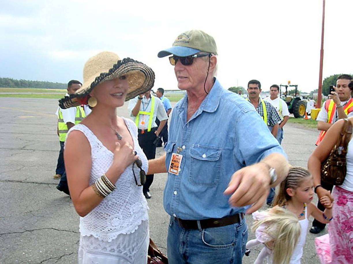Catherine y Michael comparten en sus redes sociales postales y videos de cada uno de sus viajes a Honduras. 