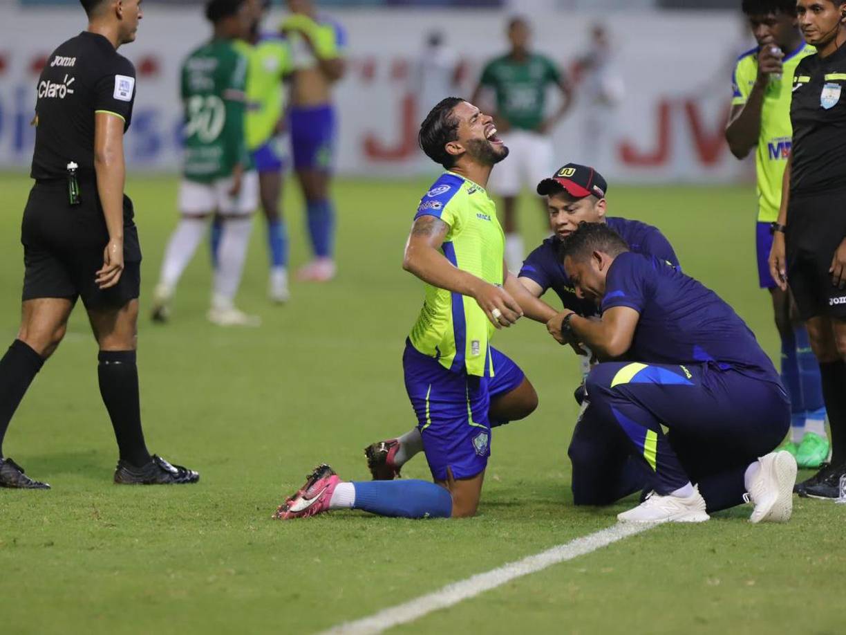 Nelson Muñoz pegó un grito al cielo, pero tras ser atendido regresó a la acción en el Estadio Morazán.