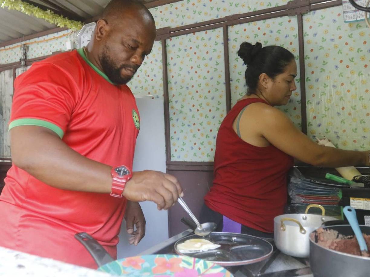 “Empezamos primero desde casa. Después trabajamos en una empresa de transporte y hoy estamos viendo las mieles de ese esfuerzo que hicimos, dando un buen servicio a los clientes, con un sabor casero, que sea agradable al paladar de los clientes, que todos vengan a Jugos y Baleadas Pinto a disfrutar de lo que ofrecemos”, relato a LA PRENSA.