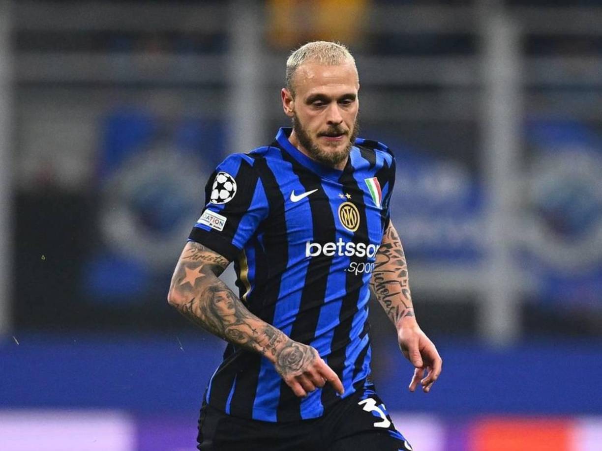 No obstante, el futbolista italiano advirtió que el guardameta del Frosinone Stefano Turati estaba adelantado y ejecutó una formidable vaselina que se coló justo por debajo del travesaño, sin que el cancerbero pudiera hacer nada por evitarlo.