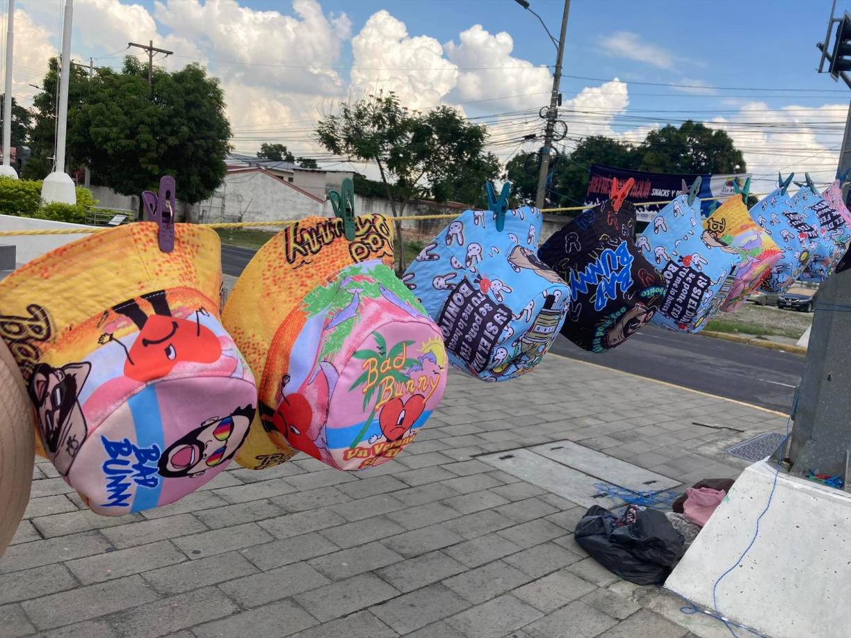 Camisetas, sombreros y cintas con coloridos diseños y logos son los que diferentes vendedores ofrecen para aquellos que asistirán este martes 29 de noviembre al estadio Olímpico Metropolitano, a ver a su ídolo. 