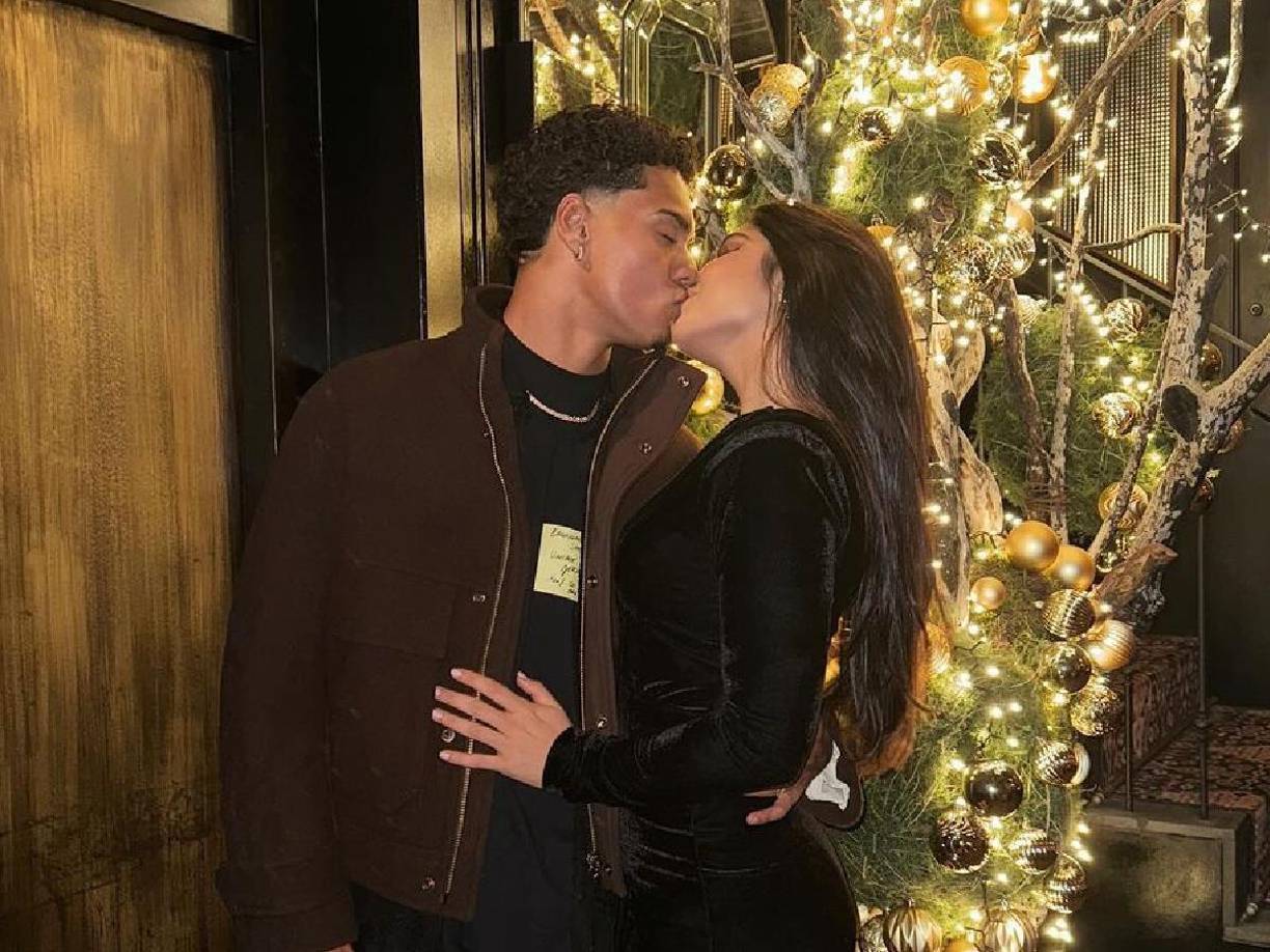 El hijo de Ronaldinho no afronta solo esta nueva etapa por Inglaterra, pues estará acompañado de su pareja Giovanna Buscacio.