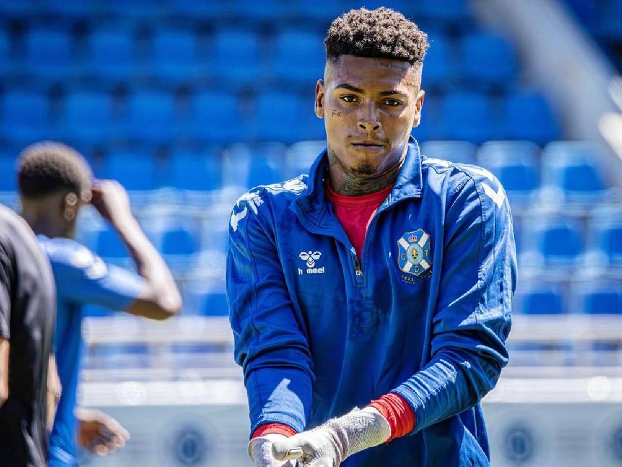 El arquero de 24 años fue detenido mientras su equipo se había desplazado para disputar un partido amistoso contra el Unión Sur Yaiza.