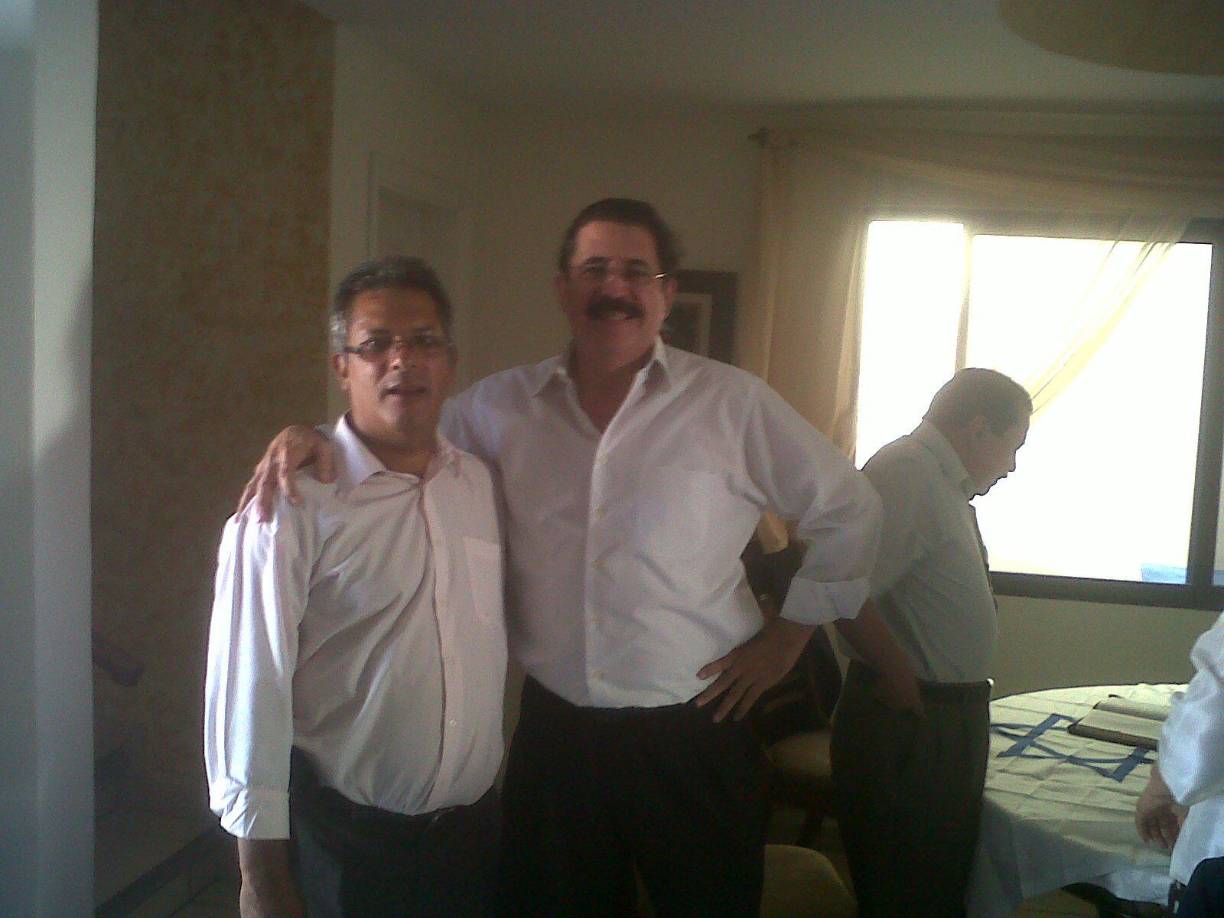 Su afinidad con “Mel” Zelaya lo llevó a renunciar al Partido Liberal y unirse a la fundación de Libertad y Refundación (Libre), donde actualmente era el coordinador del Movimiento Somos + en el departamento de Yoro.