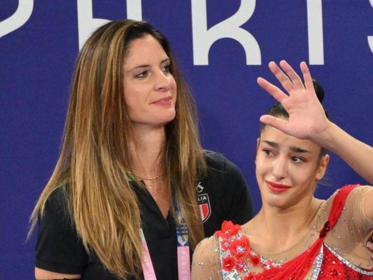 En los Juegos Olímpicos de París 2024, la entrenadora italiana Claudia Mancinelli captó la atención con su imponente porte, sino también por su intervención estratégica para beneficiar a su pupila, Sofia Raffaeli.