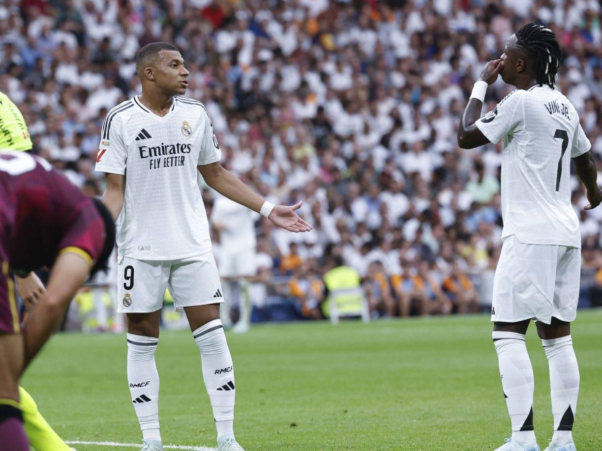 Mbappé y Vinicius se reclamaron en una acción. Ambos no mostraron su mejor nivel y como consecuencia fueron sacados.