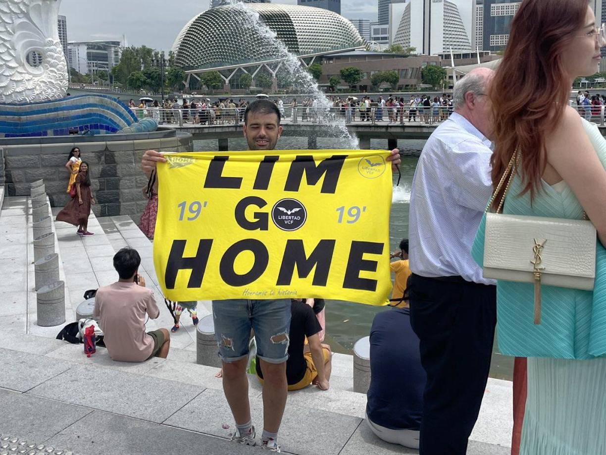 Según informa la Embajada de Singapur en Argentina: “Están prohibidas las manifestaciones políticas o sociales o exhibiciones públicas sin autorización previa”. Este podría ser el sustento de las autoridades para retener a la pareja de turistas en el país.