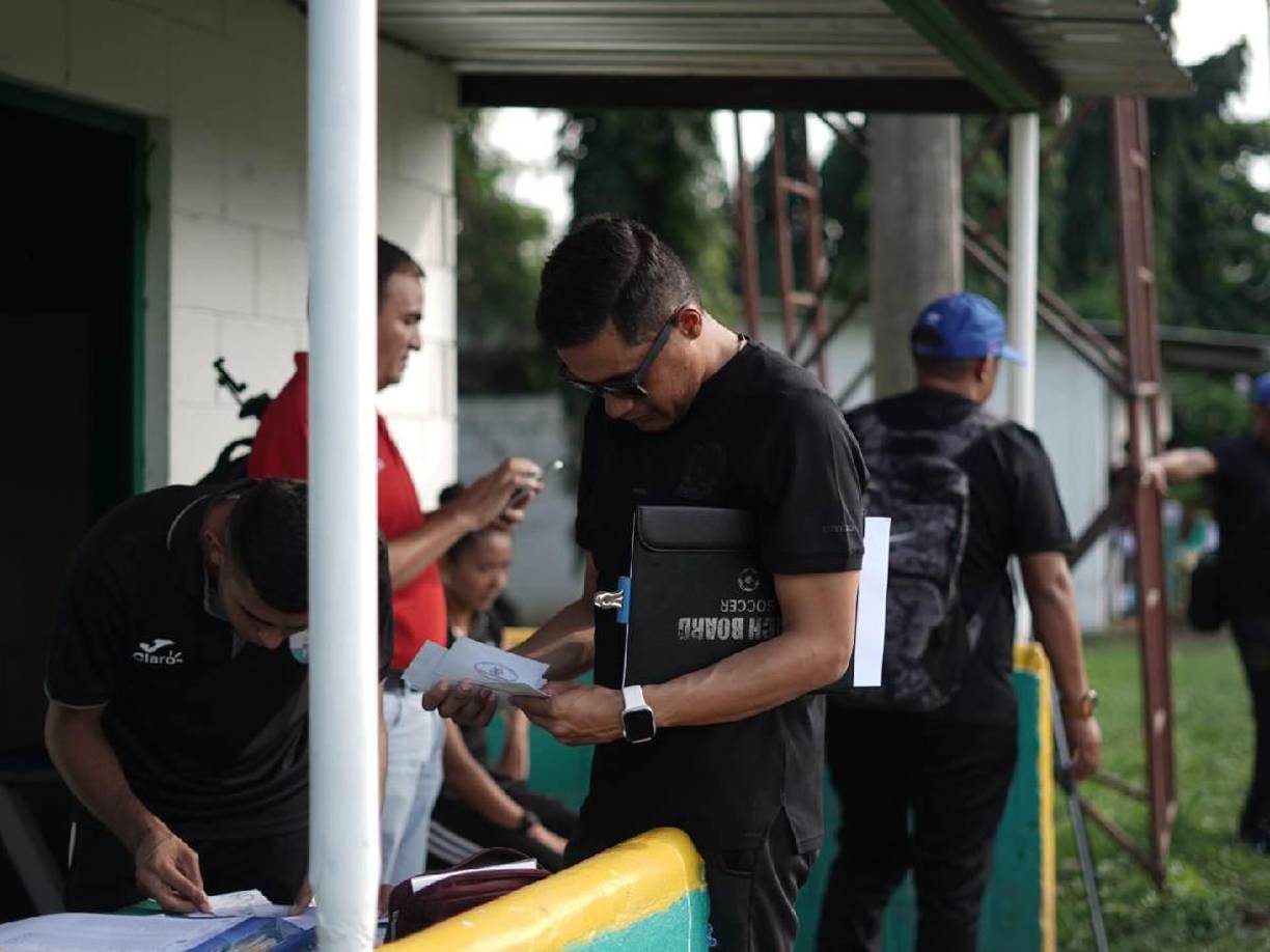 Pasadas las 3:30 PM se dio el acceso para poder ingresar. Inicialmente se decía que no podían entrar los aficionados y familiares, por lo que les regresarían el dinero, pero finalmente los dejaron entrar para ver el partido.