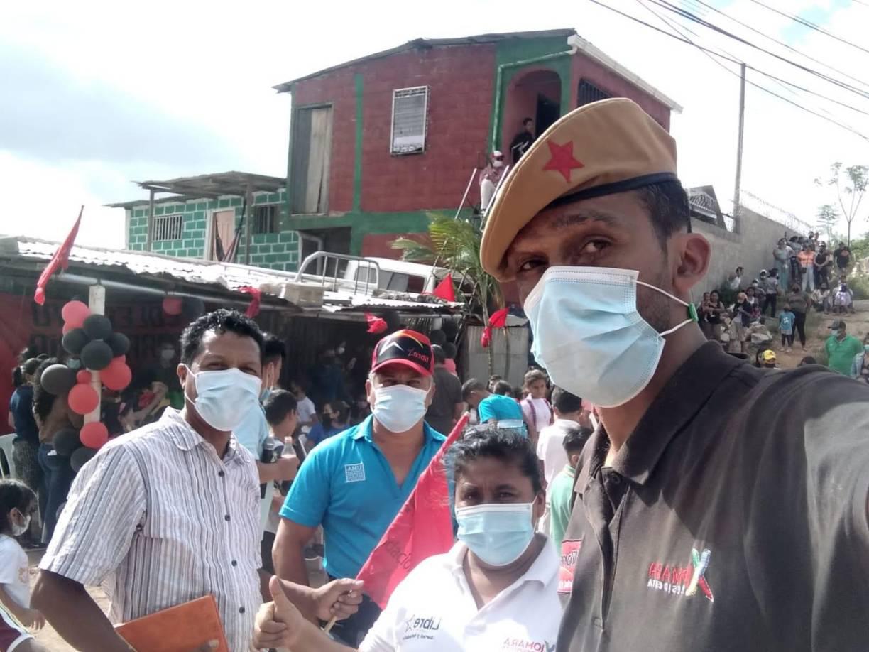 “Ya voy a ser abogado, me faltan tres clases y este año me gradúo; ya solo me faltan otras clases para ser profesor, o sea, soy un multifacético”, declaró con orgullo.
