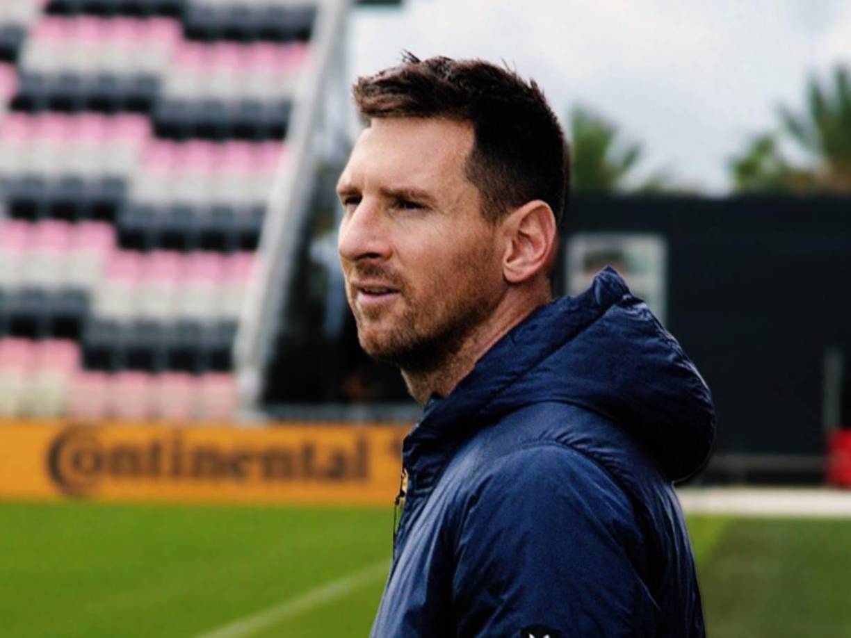 El influencer también compartió anécdotas relacionadas con el astro argentino, recordando momentos como los días posteriores a la final del Mundial de Qatar 2022. Según su relato, Messi llegó al barrio en helicóptero acompañado de su esposa, Antonela Roccuzzo, y describió el recibimiento de unas 40 personas en su residencia.