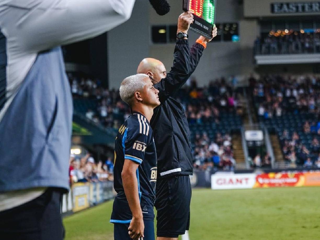 Sullivan, que juega de centrocampista, entró al campo en el minuto 85, justo un minuto después de que su hermano Quinn Sullivan, que también defiende la camiseta del Philadelphia Union, marcara el quinto gol de su equipo en la paliza por 5-1 sobre el New England Revolution.