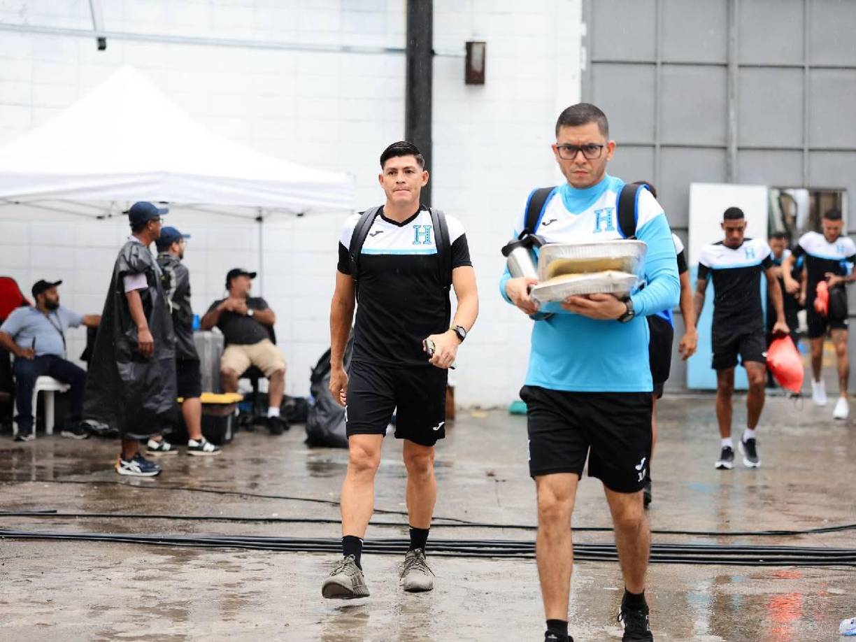 El arribo del ‘Chelito’ Martínez al recinto sampedrano. El jugador de Maratón fue una de las sorpresas en la convocatoria de Reinaldo Rueda.