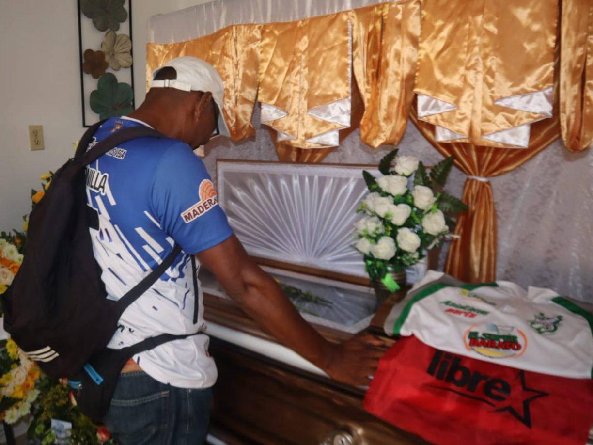 Camilo Bonilla, exjugador del Victoria y Puma de la Universidad, llegó al velatorio de su mentor, quien lo formó como jugador profesional en la Liga Nacional de Honduras. No pudo evitar las lágrimas.