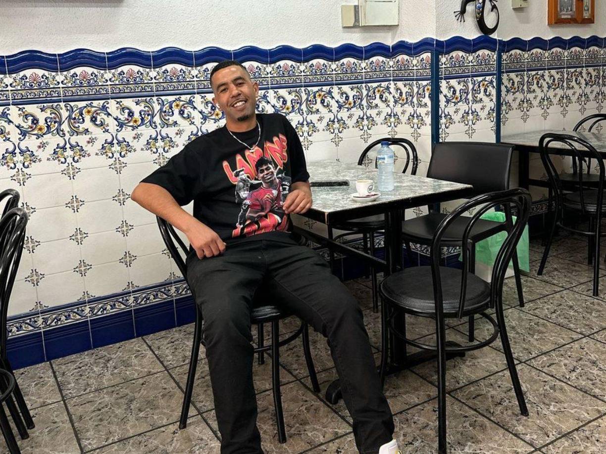 “Los vecinos han explicado a La Vanguardia que han podido contar hasta ocho vehículos policiales, de los Mossos y de la Policía Municipal, que han logrado dar con testigos que han descrito con certeza a los presuntos autores, hasta que han sido detenidos”,señalan los medios españoles.