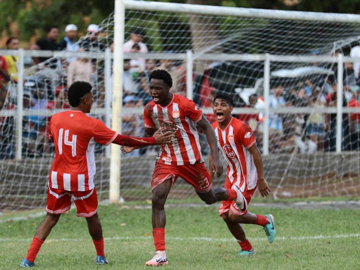 Jorge Castillo de 21 años de edad anotó el primer gol del Vida y lo gritó a too pulmón. 