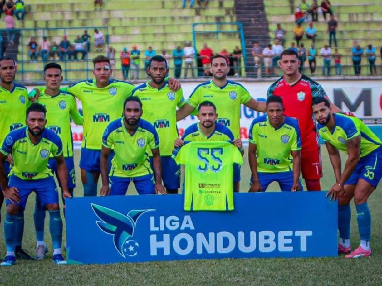 En el juego del sábado donde golearon 4-0 al Génesis, el 11 titular del Olancho FC posó con una camiseta como muestra de apoyo para Julio Hernández, jugador que se encontraba luchando por su vida a causa del dengue y lamentablemente perdió la batalla.