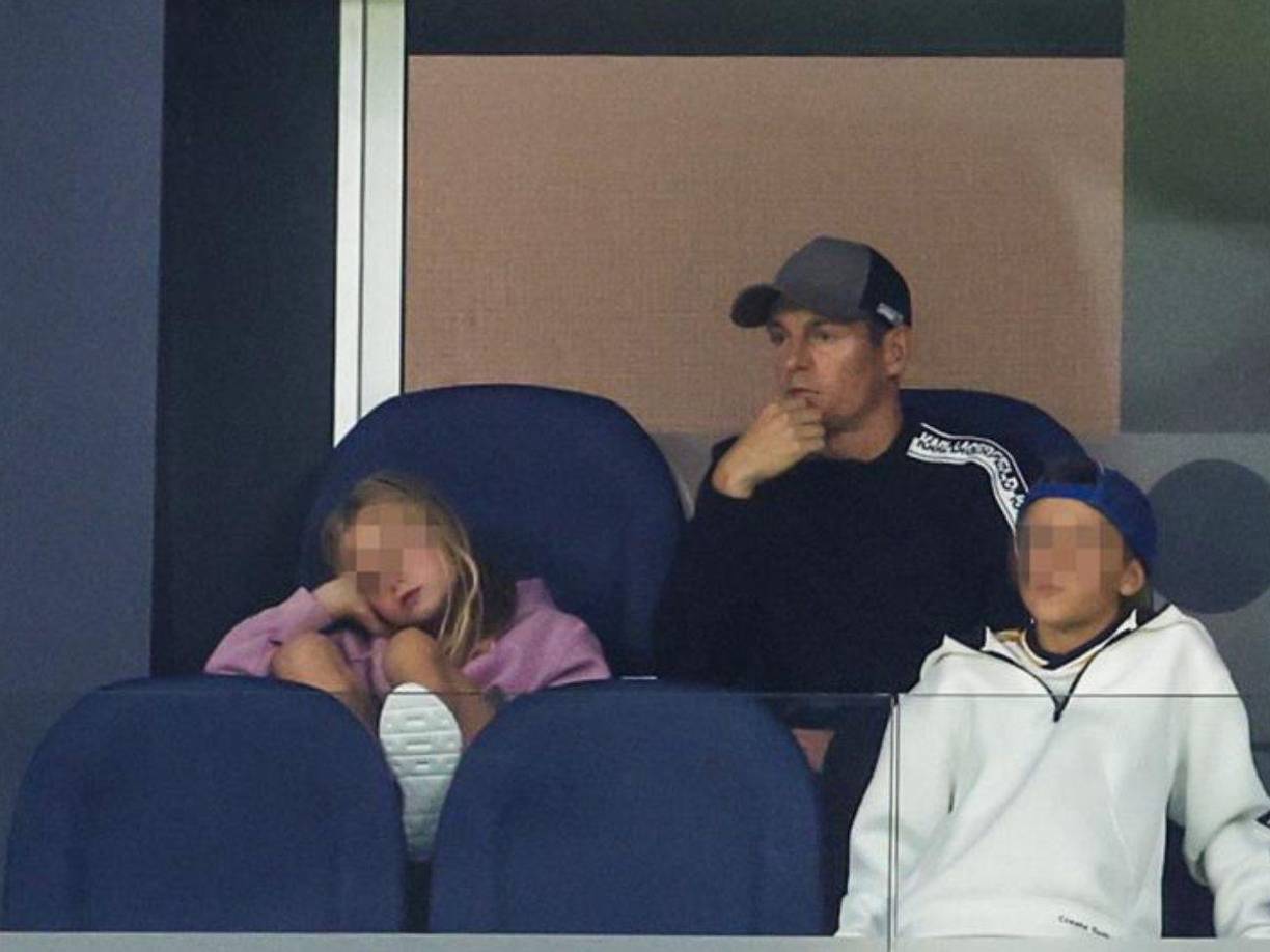 CRACK: El exjugador alemán Toni Kroos volvió al estadio Santiago Bernabéu, esta vez como espectador. Acudió con sus hijos.