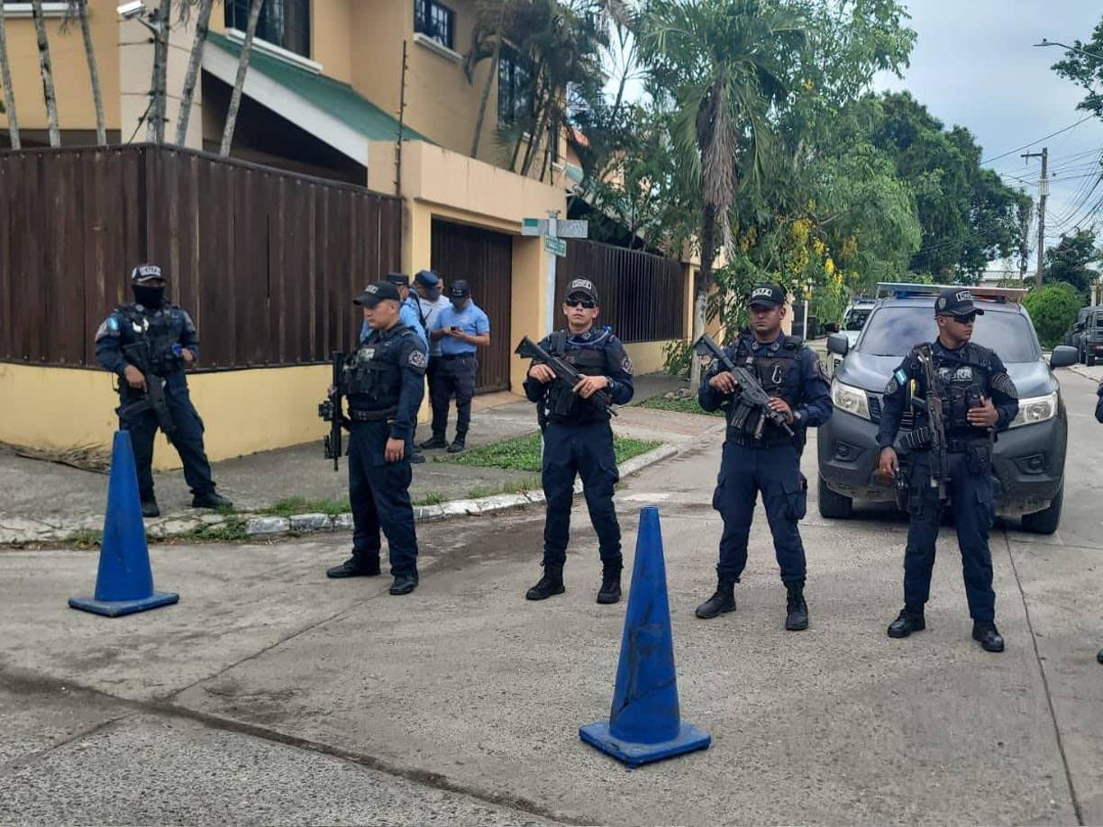 Foto de las armas de guerra halladas en residencial Villas Mackay