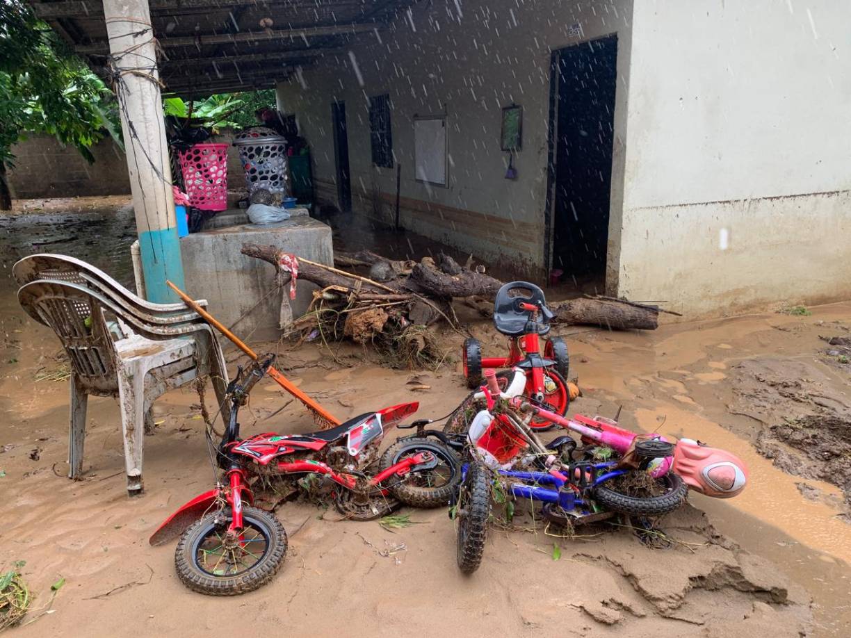 Muchas familias han tenido que ser evacuadas en diversos sectores ante el riesgo de inundaciones y deslizamientos de tierra. 