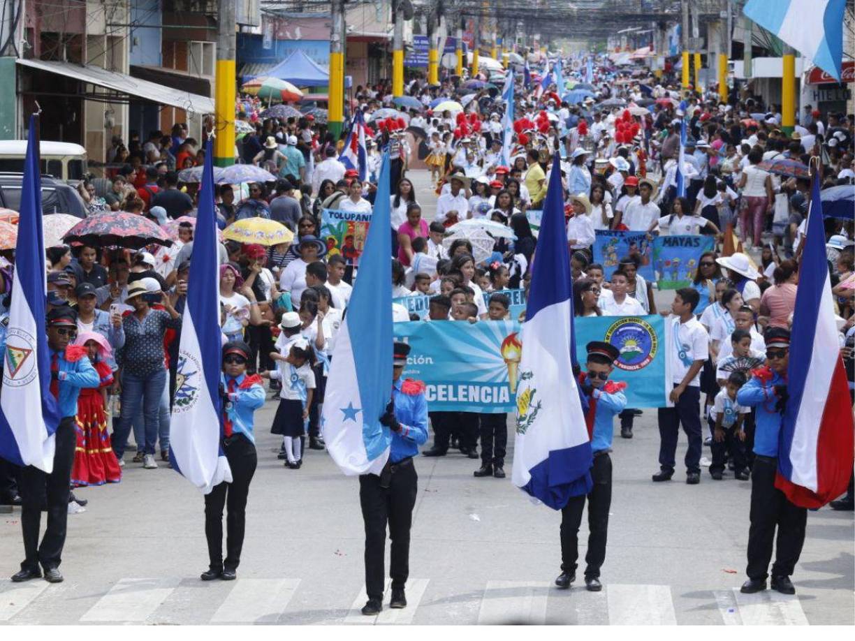 El escolta de bandera de la escuela Ramón Rosa del barrio Penjamo lució impecable en los desfiles de este jueves 14 de septiembre.