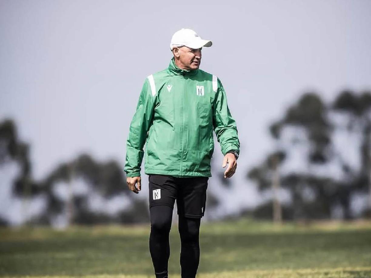 Dentro de todos los equipos que ha dirigido anotaron 364 goles contra 319 en contra.