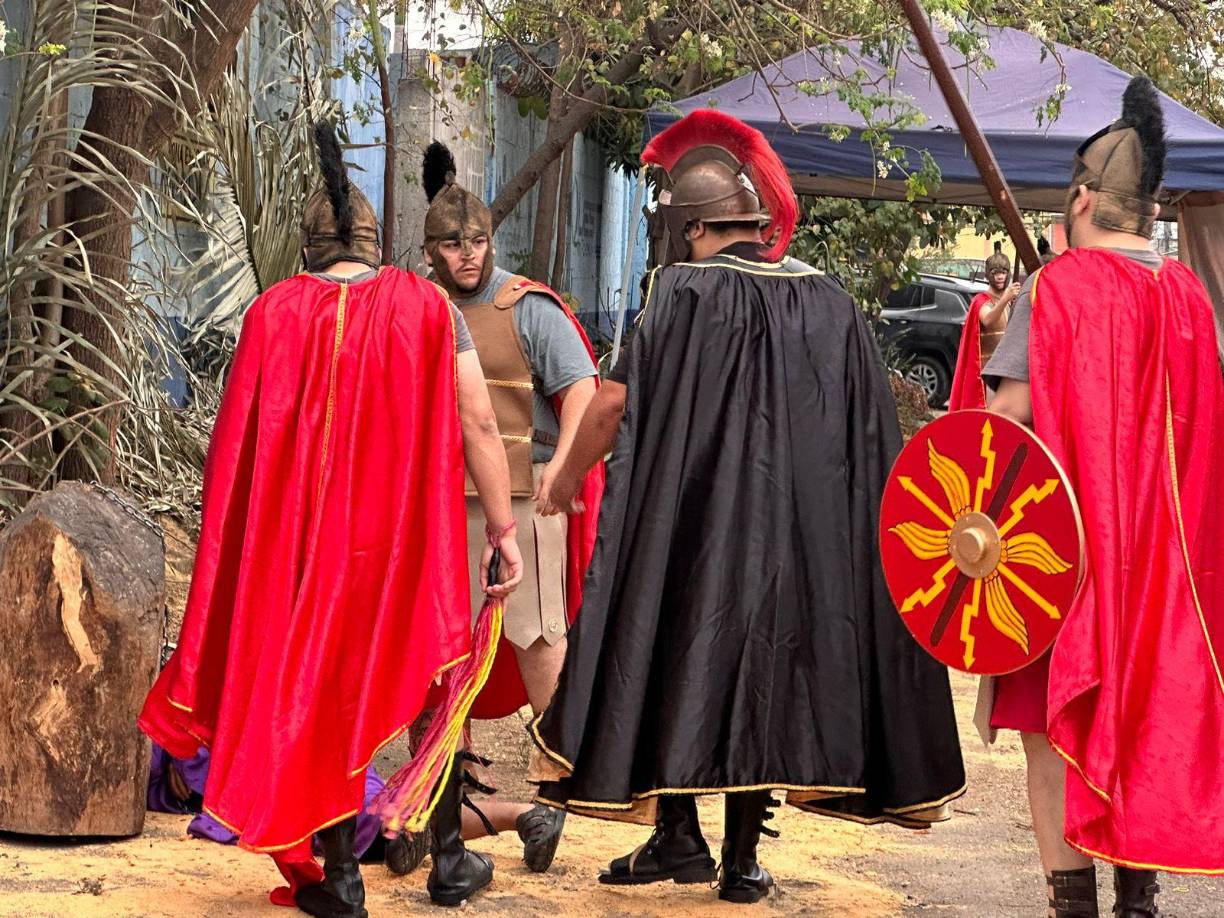 Las 14 estaciones del viacrucis Condena a muerte: Reflexiona sobre la injusta sentencia que llevó a Jesús al camino de la cruz. Carga de la cruz: Imagina el peso de la cruz que Jesús llevó en su espalda. Caída por primera vez: Contempla su debilidad y sufrimiento. Encuentro con su Madre, María: Reflexiona sobre el dolor de María al ver a su Hijo en su camino hacia la muerte.