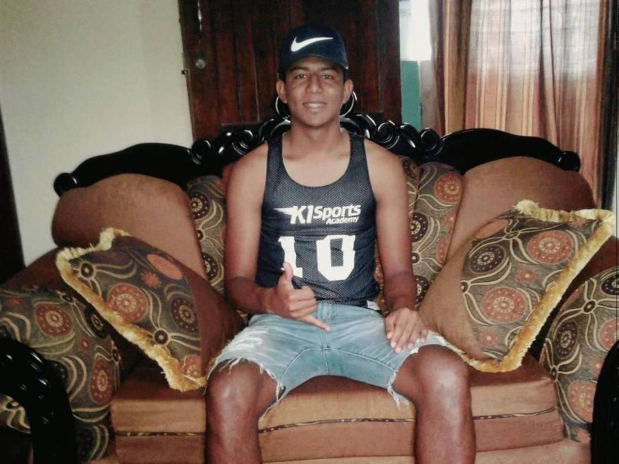 Carlos Eduardo es descrito como un hombre de aproximadamente <b>6 pies de estatura</b>, con <b>cabello negro</b> y <b>ojos café oscuro</b>. 