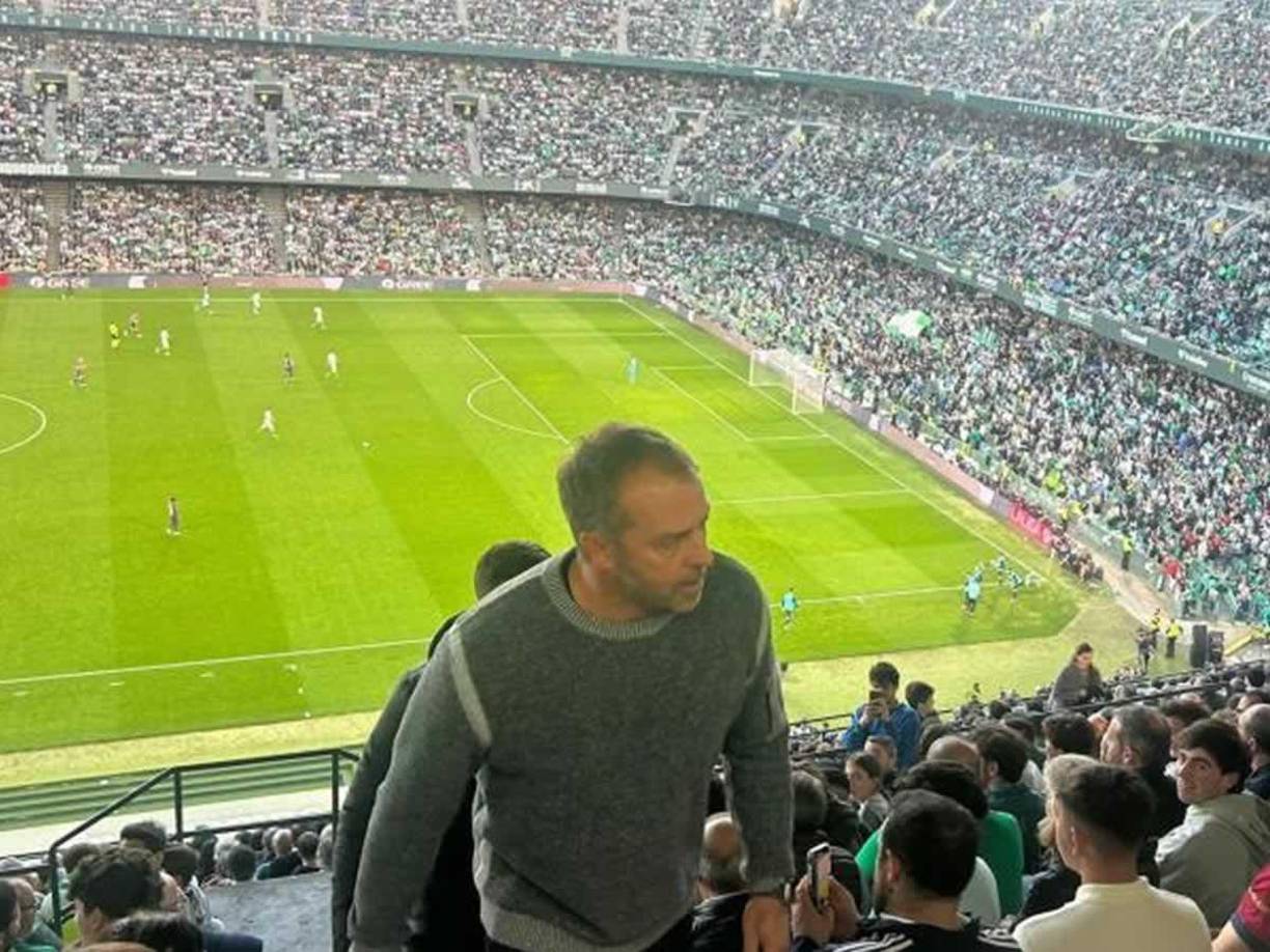 Hansi Flick subiendo por las graderías del estadio Benito Villamarín tras ser expulsado.