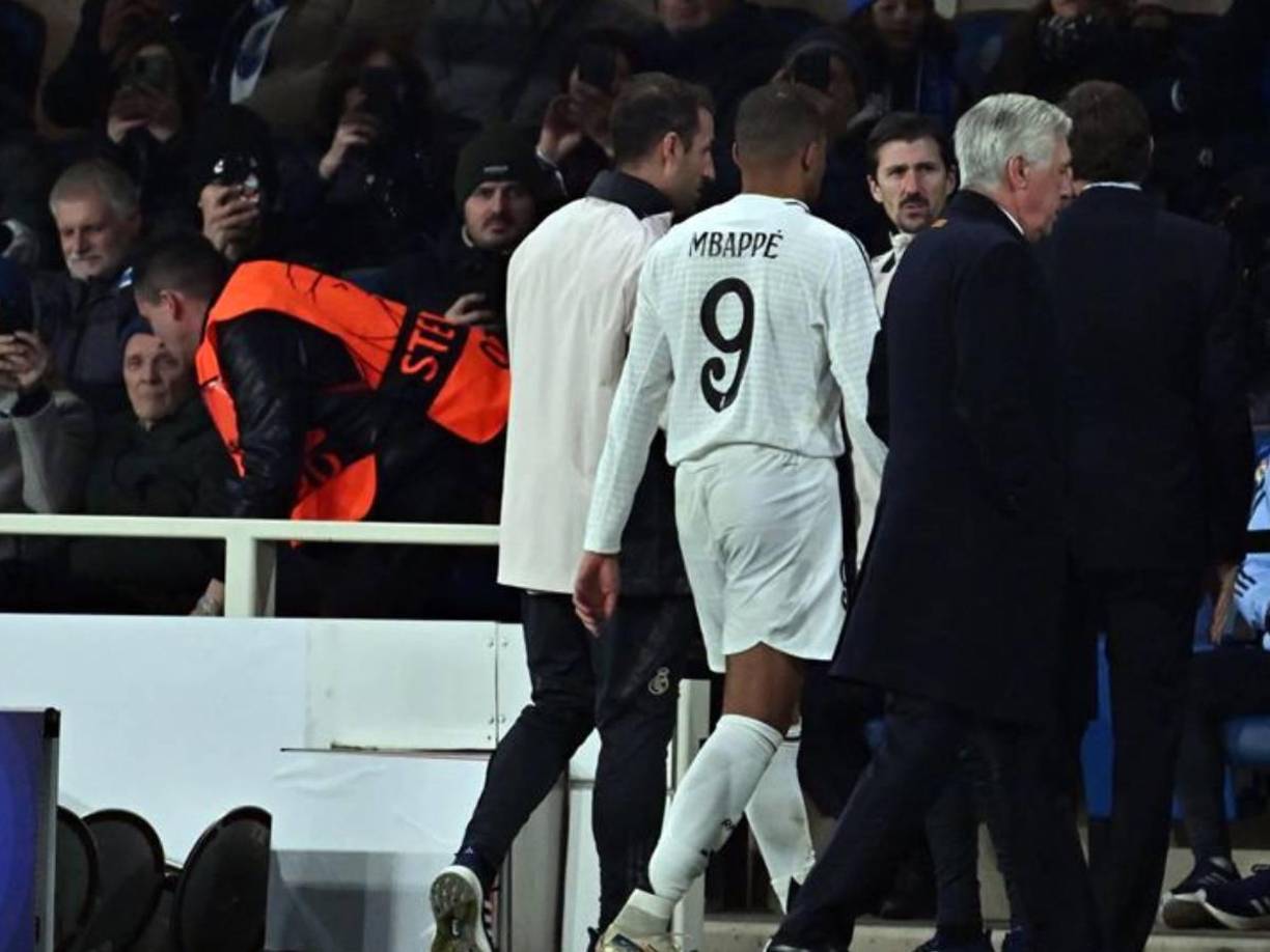 Mbapp+e sufre un problema muscular en el muslo izquierdo y tuvo que ser reemplazado en la primera parte.