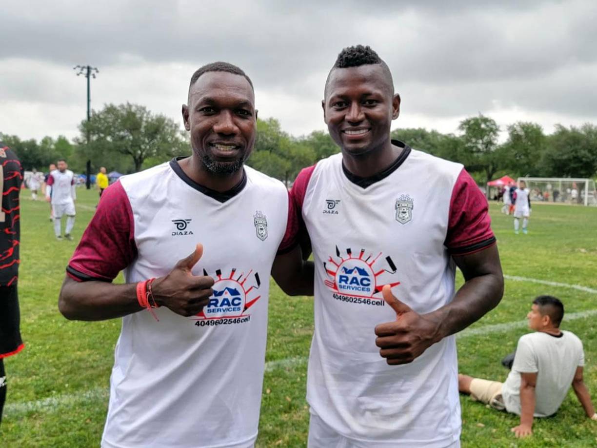 Los famosos futbolistas Walter Ayoví (ecuatoriano exjugador de América, Puma, etc) y Duvier Riascos (colombiano ex de Pachuca, Xolos etc) están jugando con los Lobos.