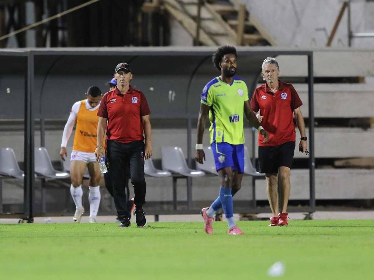 “El resultado no fue el mejor, pero tenemos esa ventaja”, dijo Pedro Troglio, molesto por el mal juego de su equipo.