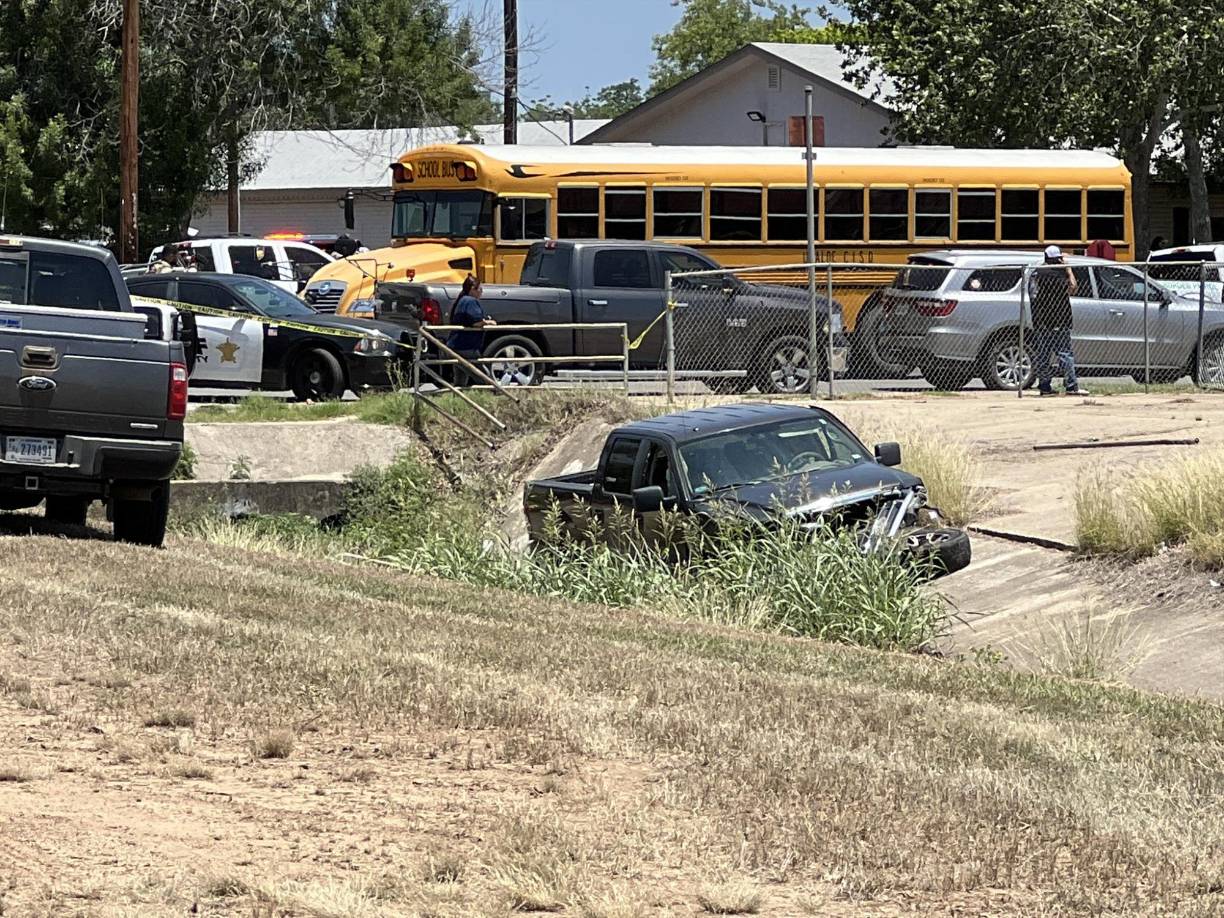  El hombre armado abrió fuego en la escuela primaria de Texas, donde estuvo atrincherado varias horas.