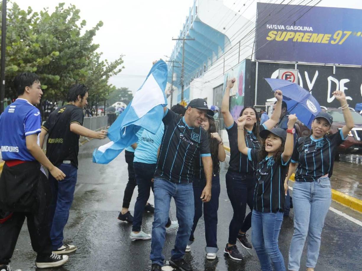 Ni la lluvia los para, un lindo ambiente se vive en las afueras del Estadio Morazán de San Pedro Sula.