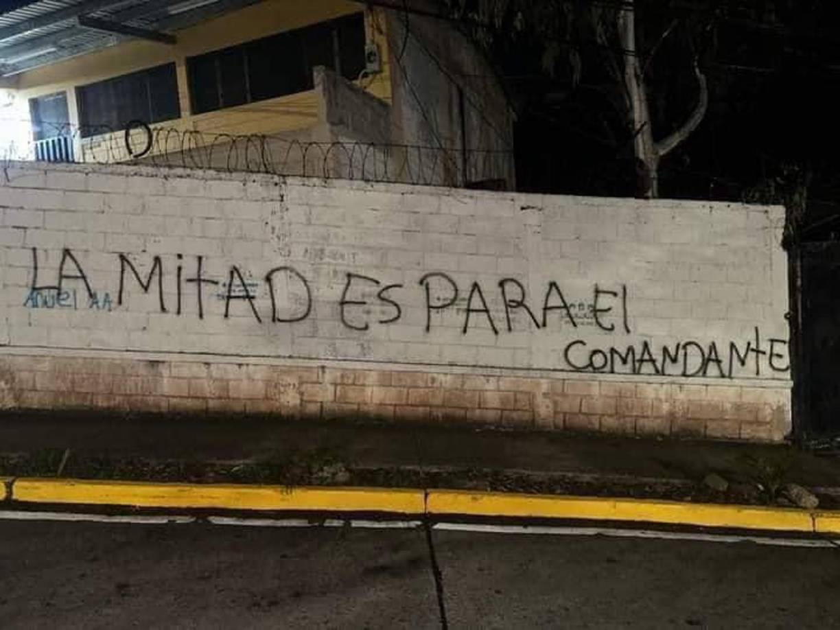 Estos grafitis están dirigidos contra el gobierno de Xiomara Castro y su asesor, Manuel Zelaya. 