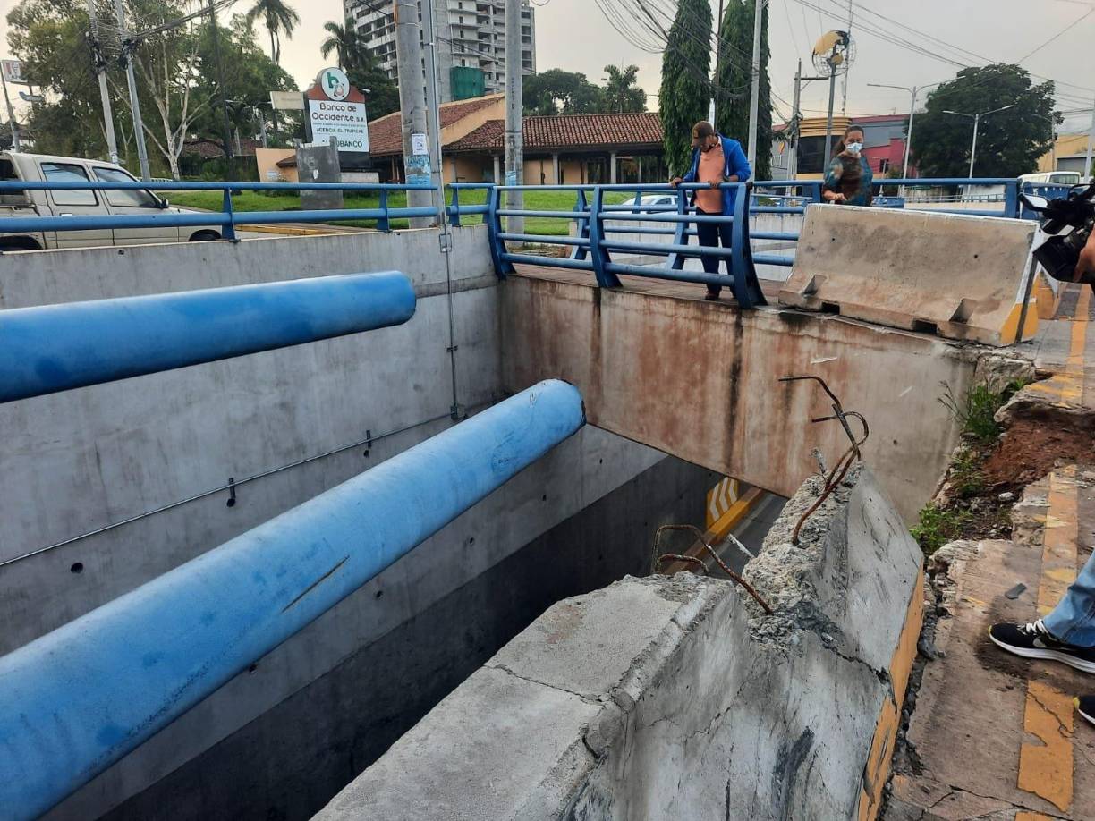 Hasta la zona también llegaron agentes de la Dirección Nacional de Vialidad y Transporte (DNVT) para facilitar el tránsito vehicular.