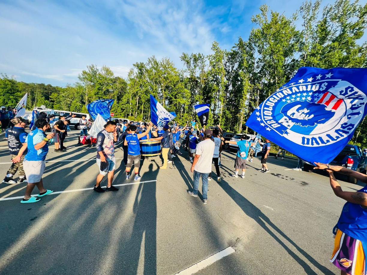 La hermosa chica que viajo desde Texas para ver a su amado Ciclón: el ambientazo que se vive en el Motagua- Municipal