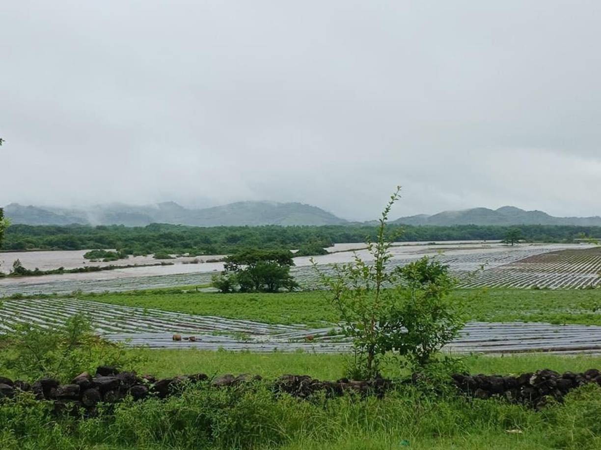 El río Choluteca se desbordó en varios tramos de su cauce. 