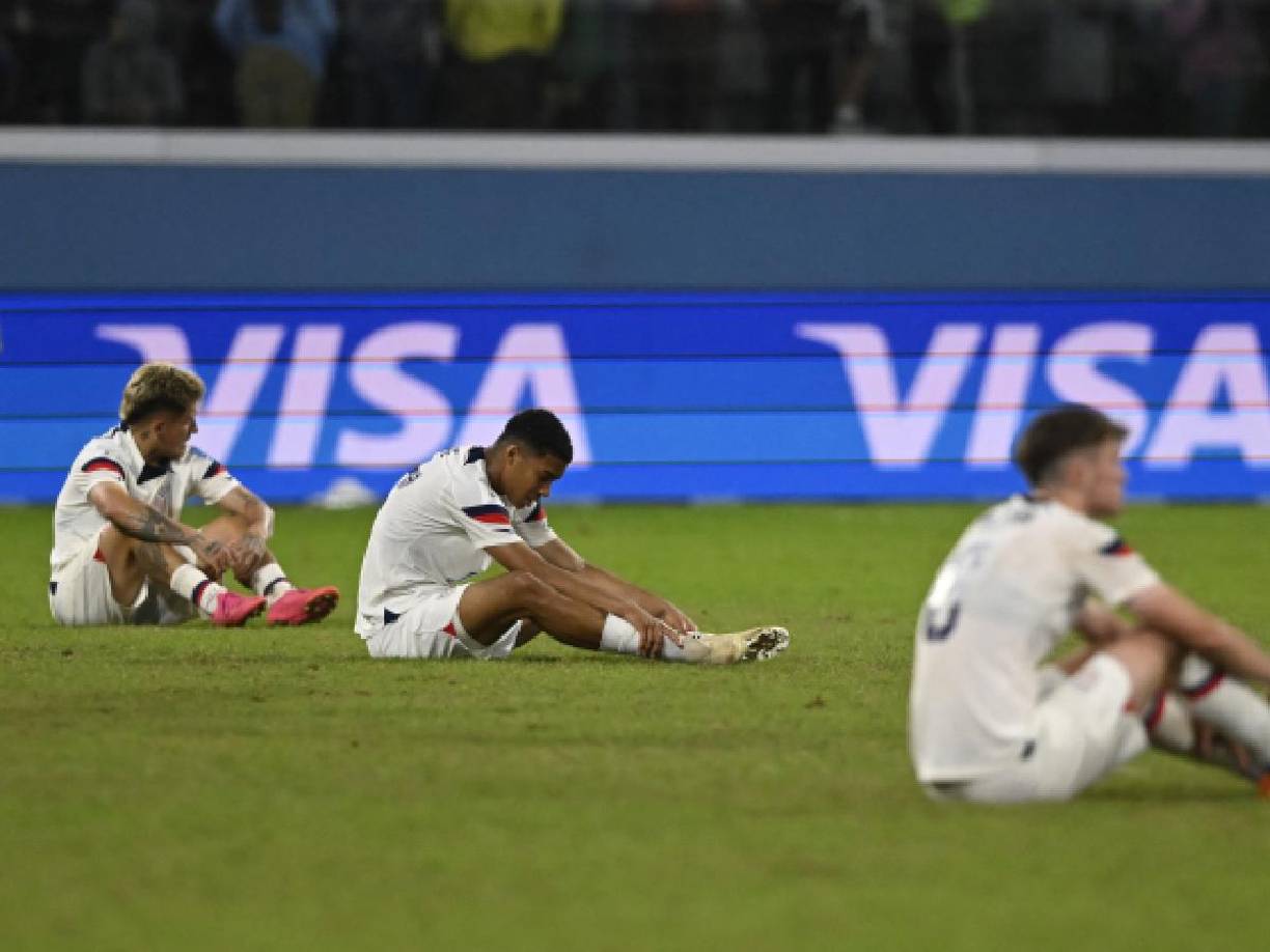Los futbolistas se lanzaron al terreno de juego decepcionados por la despedida del Mundial Sub 20.