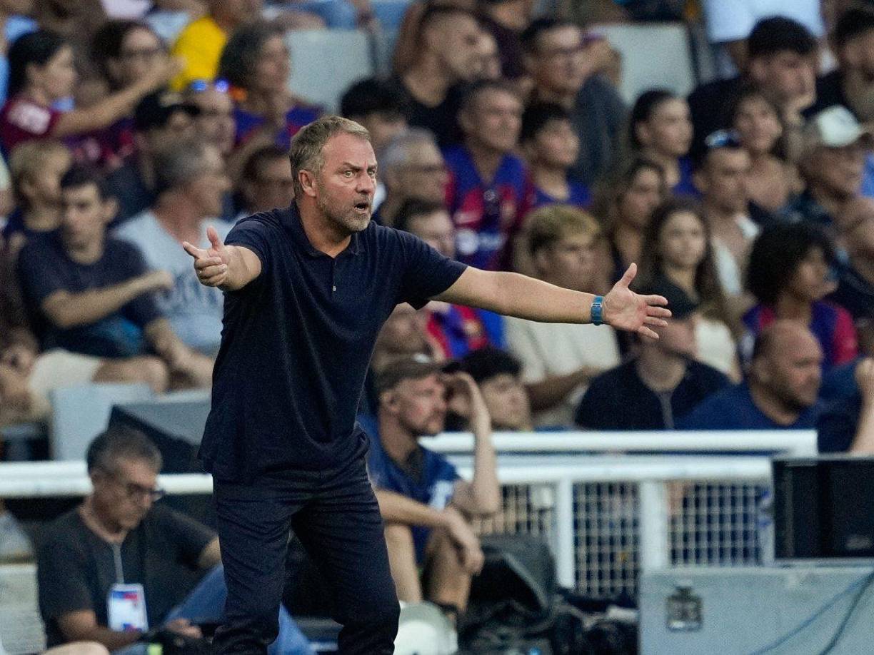 Hansi Flick fue captado molesto debido al pésimo nivel de algunos jugadores del Barcelona.