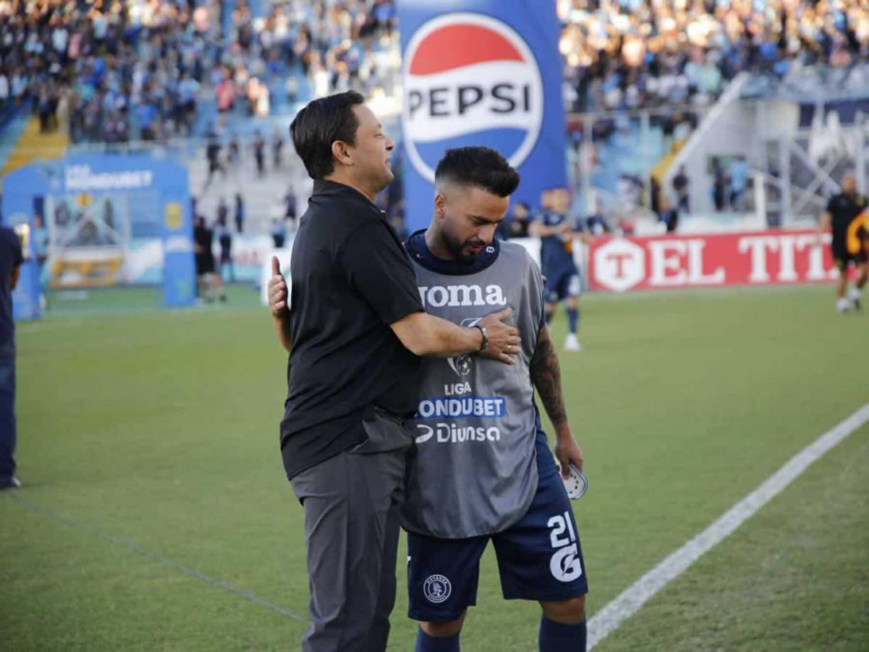 Jeaustin Campos, entrenador del Real España, saludando a Rodrigo Gómez, volante argentino del Motagua.