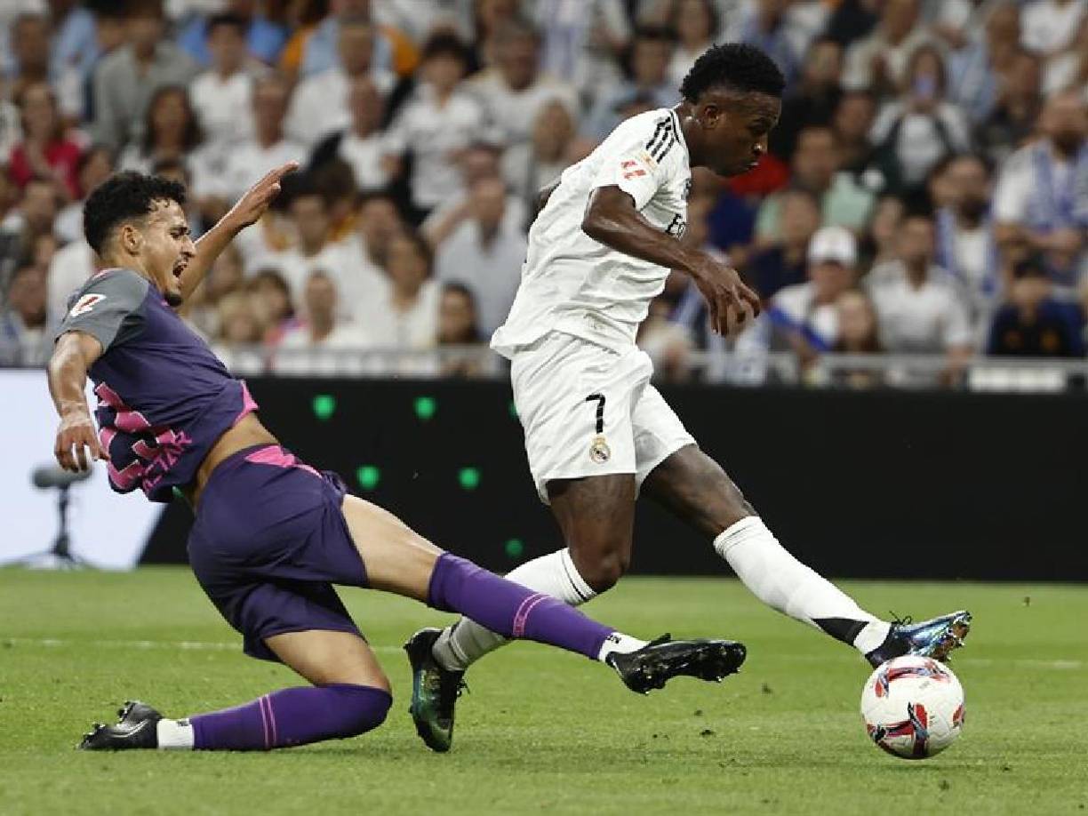  Poco después, era él quien se citaba con el gol, tras otro fallo grosero, en este caso de Aguado, con robo de Mbappé que asistió al brasileño para que afinarse en la definición en carrera.