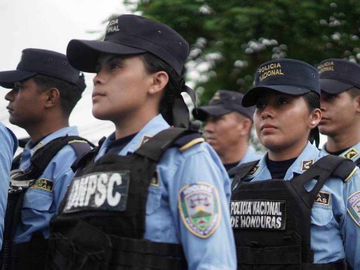 La plaza de las banderas fue el punto de organización de los elementos de la Policía Nacional.