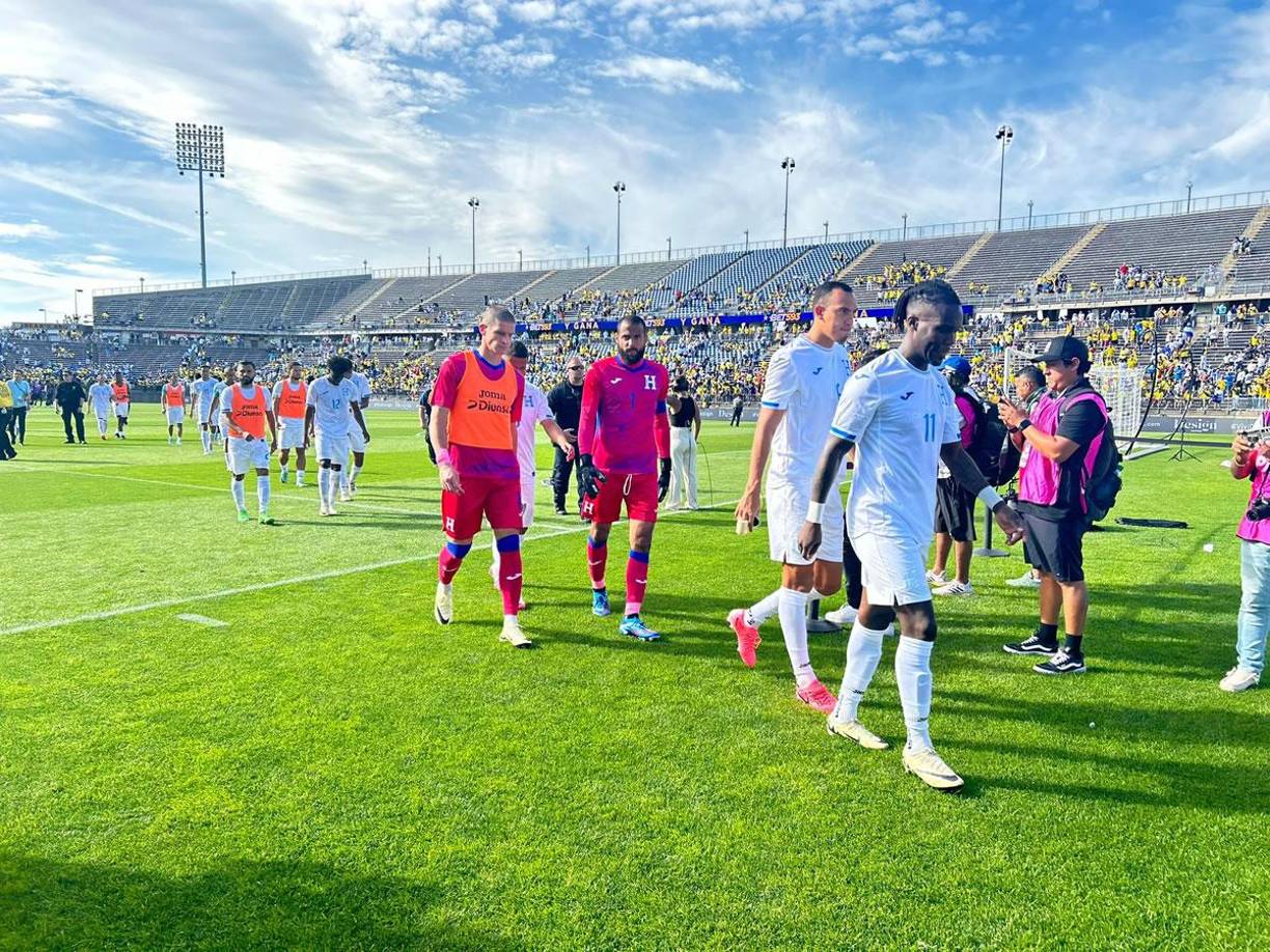 Los rostros tristes de los jugadores de la Selección de Honduras tras la derrota ante Ecuador.