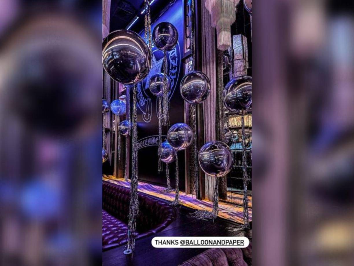 Globos de plata decoraron la fiesta.