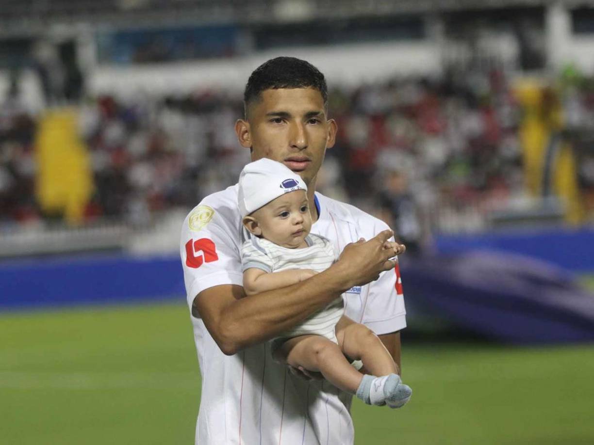 José Mario Pinto posando con un niño durante los actos protocolares del partido.