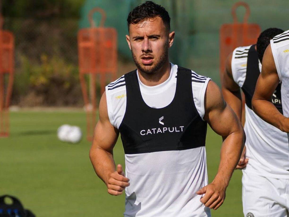 Comenzó su carrera en las categorís inferiores del Milton Keyne Dons.