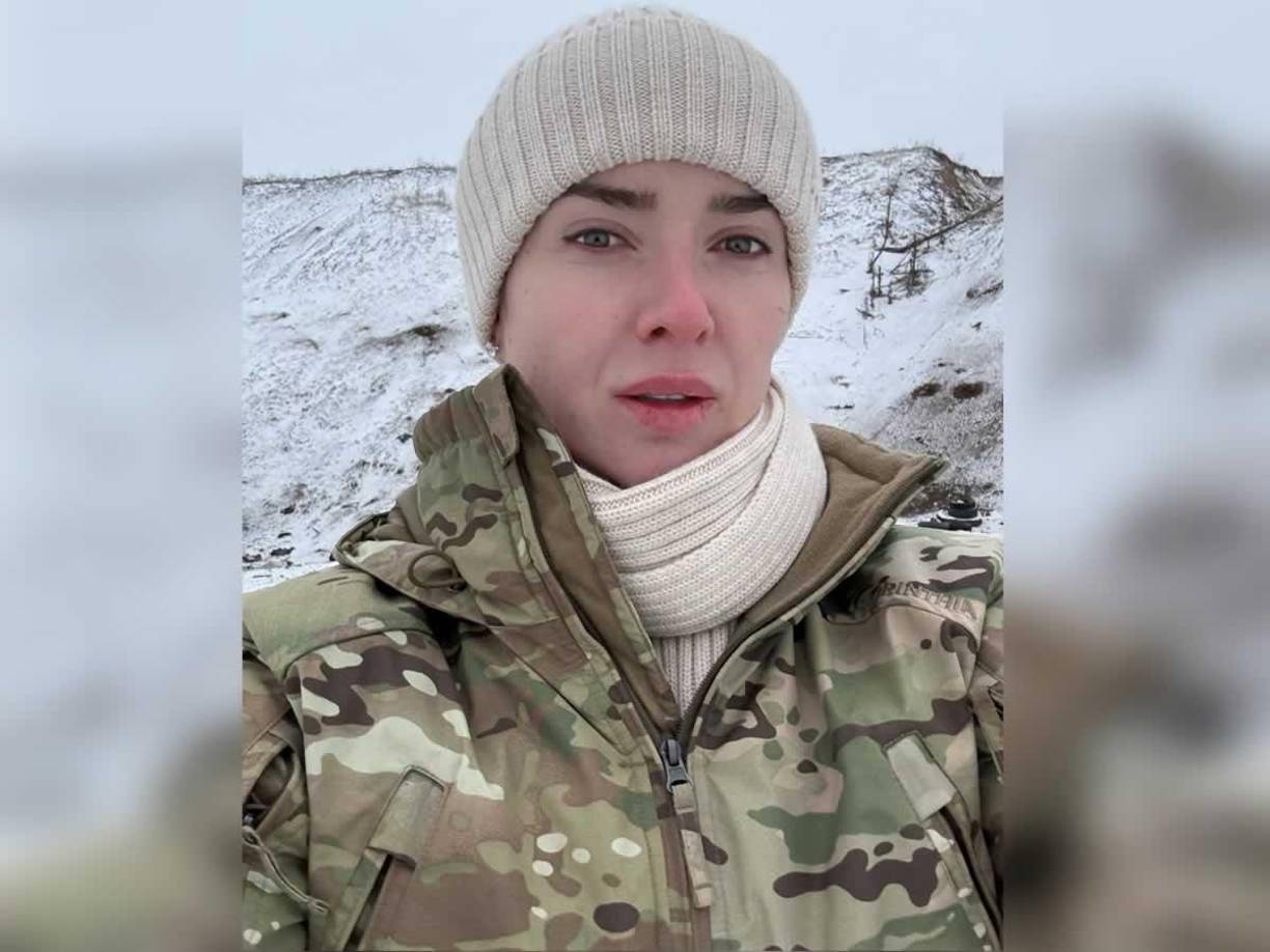 La estrella del tenis mostró su apoyo al ejército ucraniano con particulares imágenes: en sus redes sociales, la atleta de 30 años posteó fotos sorprendentes durante una visita a la ciudad de Járkov.